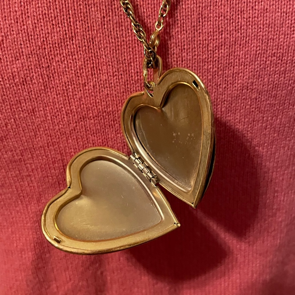 1960’s gold large heart enamel locket pendant - Picture 3 of 3